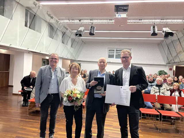 Stadtwappen für Professor Dieter Pflüger (2.v.re) | Foto: meinbezirk lungau/pongau