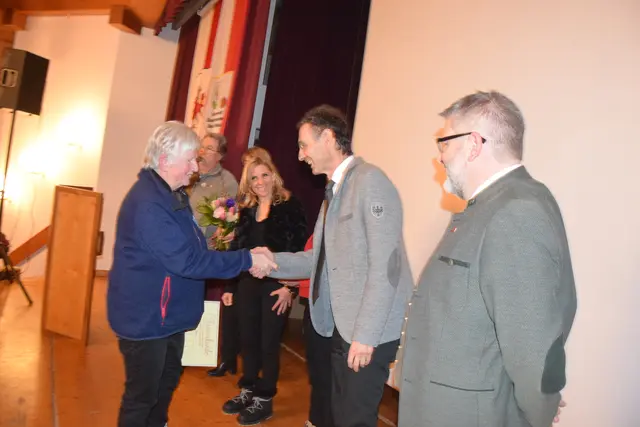 Der Bezirkshauptmann, Dr. Michael Berger, gratuliert Anni Brugger