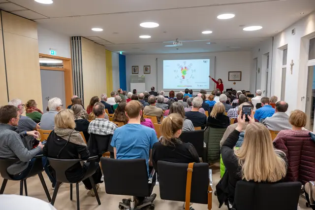 Der Gemeindesaal war bis auf den letzten Platz gefüllt. | Foto: Karl Lahmer