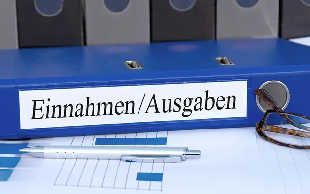 Die Gemeinden im Bezirk stehen heuer vor großen finanziellen Herausforderungen: Steigende Kosten und begrenzte Mittel erfordern strikte Sparmaßnahmen, gezielte Investitionen und die Priorisierung dringend notwendiger Projekte. | Foto: Panthermedia/DOC-Photo