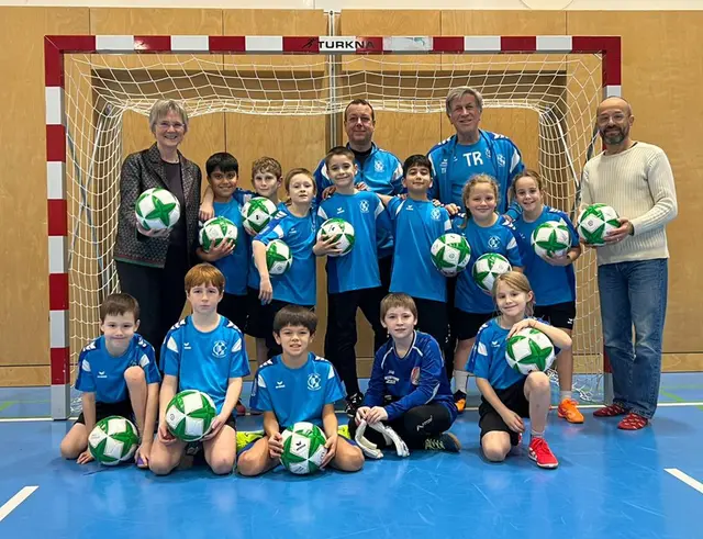 Bettina Bergauer, rechts im Bild Heinz Bogner, mittig die beiden Trainer Jürgen Doschek und Kurt Stroh mit der Fußballmannschaft. | Foto: privat