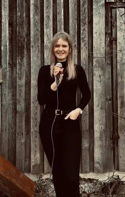Am 6. Februar erscheint die erste Single von Simone Zauner. Der Song „In olle Foabn“ wird auf sämtlichen Streamingplattformen zu hören sein. | Foto: Simone Zauner