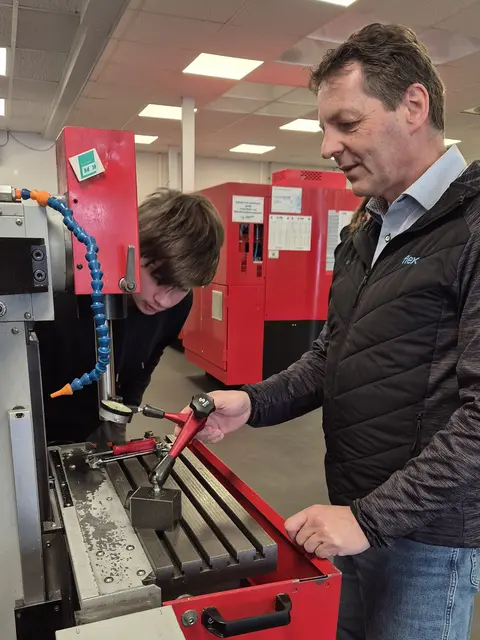 Das Ausbildungszentrum (ABZ) Althofen hat unter der Leitung von Ausbildungsleiter Roman Lobner ein neues Pilotprojekt ins Leben gerufen, das jungen Talenten zusätzliche Einblicke in die reale Arbeitswelt bietet: die Fachpraxis.  | Foto: Flex Althofen