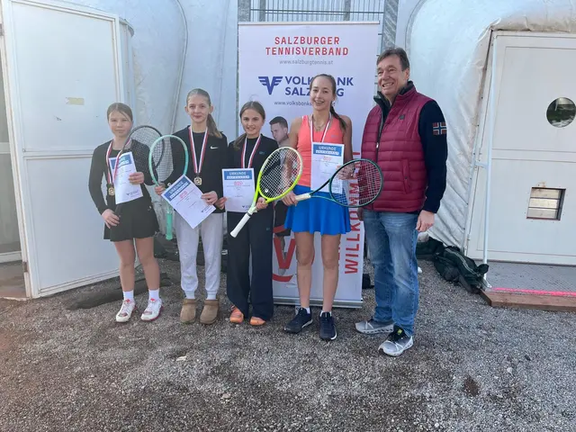 V. li: Ella Giulia Eder (3. Platz), Nora Mitteregger (4. Platz),  Nina Buchegger (2. PLatz), Mia-Sophie Schnell (Landesmeisterin), STV-Präsident Christian Zulehner. | Foto: Krainer