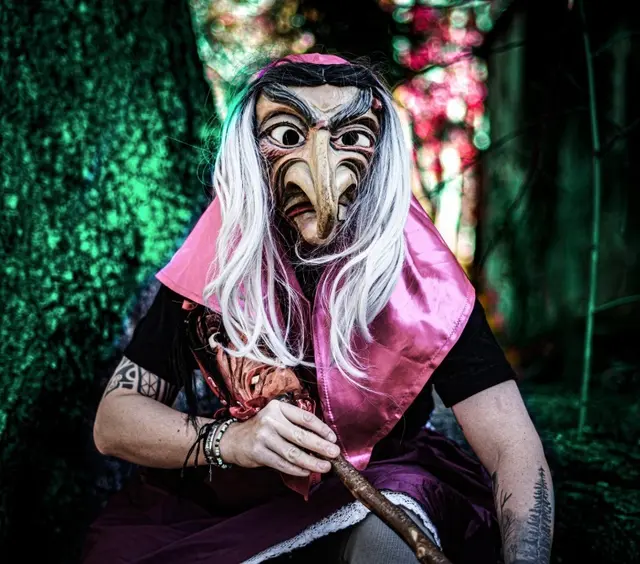 Das pinke Kopftuch ist Pflicht bei den Fetzigen Hexen. Ein Erkennungsmerkmal, das heraussticht.  | Foto: Thomas Steiner