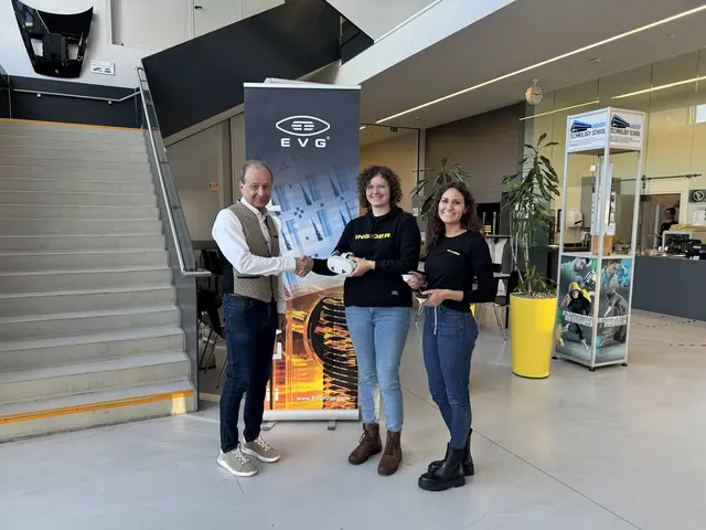 EVG fördert die technologische Exzellenz im Innviertel – v. l.: Josef Karl (Schulleiter Andorf Technology School), Franziska Dentler und Jennifer Danninger (EV Group Human Resources). | Foto: EV Group