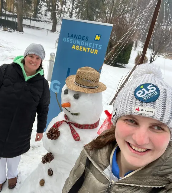 Helga Haubenberger und Barbara Aigner mit dem Schneemann. | Foto: PBZ Gloggnitz