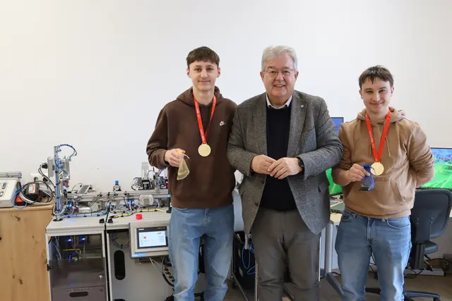 Das Mechatronik-Duo David Seidl (17) und Paul Wohlesser (20) hat sich bei den AustrianSkills den österreichischen Staatsmeistertitel gesichert - Bürgermeister Walter Zemrosser gratulierte herzlich. | Foto: Stadtgemeinde Althofen