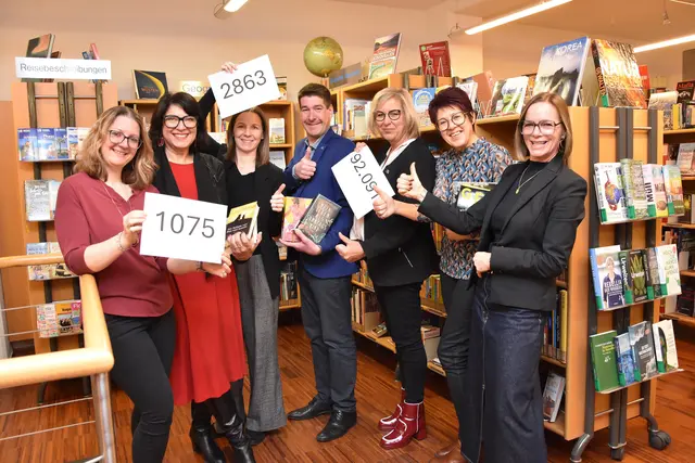 Marlene Schuster (Stadtbücherei), Stadträtin Elisabeth Asanger, Carina Taschl (Stadtbücherei), Kulturstadtrat Stefan Jandl, Kulturgemeinderätin Claudia Weinbrenner, Karin Rafetzeder (Stadtbücherei) und Alexandra Karner (Leiterin Stadtbücherei). | Foto: Stadt Amstetten