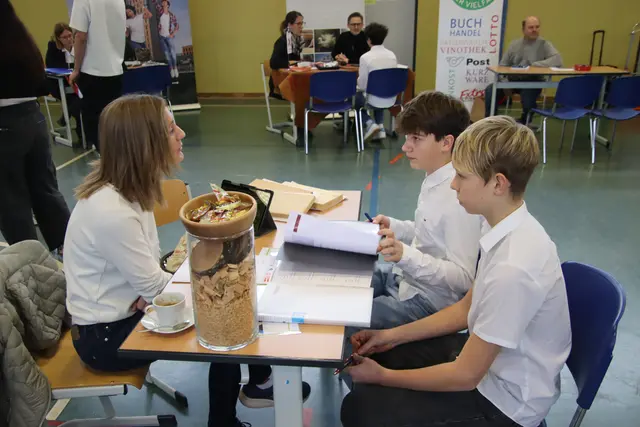 Firmenvertreter und Jugendliche kamen ins Gespräch. | Foto: Martin Wurglits