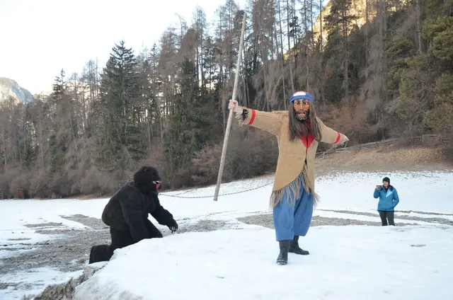 Bärentreiber Florian Huber baute sich sogar hinter dem Haus eine eigene Schneebühne, um mit seinem Bären (Patrick Emberger) die Bewegungsabfolge zu trainieren.