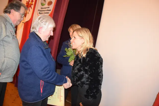 Die Frau Landtagsabgeordnete, Katrin Brugger, gratuliert der Anni Brugger.