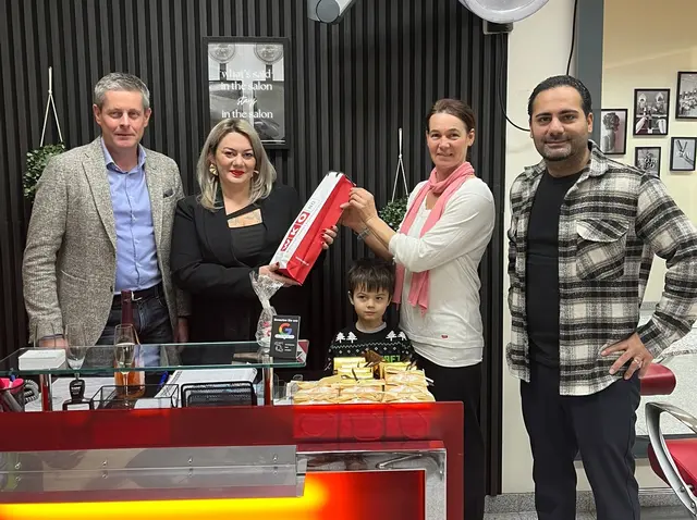 Dir. Christoph Buchegger (Vivea Hotel), Unternehmerin Burcin Emirhan, Frau in der Wirtschaft Bezirksvertreterin Angela Fischer-Steinacher mit Sohn Gregor sowie Erdener Emirhan anlässlich der Eröffnung des Friseursalons Lux | Foto: zVg