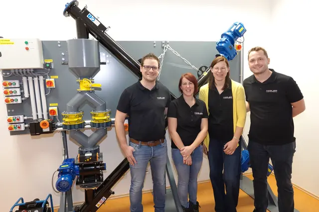 Das Team präsentierte sich zurecht stolz auf die Schulungsanlage. | Foto: MeinBezirk/Michael Blinzer