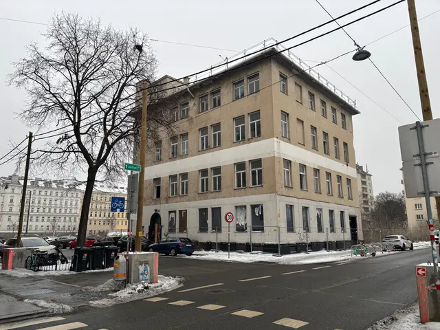 Auf dem Areal an der Nordwestbahnstraße steht nur noch die Ruine eines ehemaligen Verwaltungsgebäudes. | Foto: Matthias Pandrea/Mein Bezirk