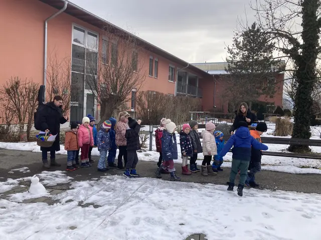 Die Kinder des Pfarrkindergartens Fernitz besuchten gemeinsam mit ihren Pädagoginnen und Betreuerinnen die Bewohnerinnen und Bewohner des Pflegewohnhauses Fernitz. Diese Begegnung ist jedes Mal etwas ganz Besonderes – für Jung und Alt gleichermaßen.