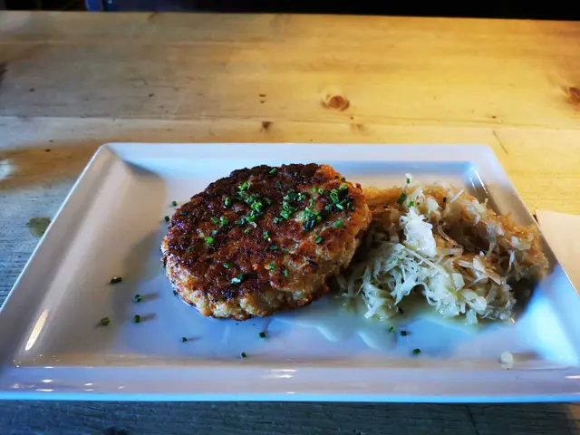 Runggaldiers Kaspressknödel in der Suppe oder mit Sauerkraut sind bei Gästen sehr beliebt. | Foto: Kendlbacher