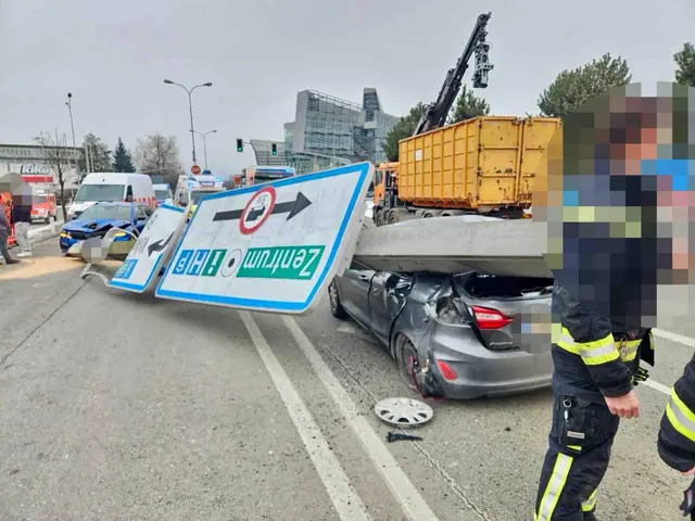 Ein Lkw habe mit dem Kran einen Überkopfwegweiser gerammt, welcher umstürzte und insgesamt vier Pkws beschädigte. | Foto: Berufsfeuerwehr Klagenfurt am Wörthersee