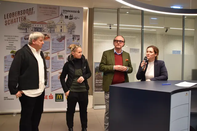 Das beteiligte Team der HTL Mödling: Christoph Schmid-Ginzkey, Klassenvorständin Marion Divis, Abteilungsvorstand Johann Grubmüller (2.v.r.) und Direktorin Katharina Übl-Zelenka (1.v.r.) | Foto: Mirjam Preineder