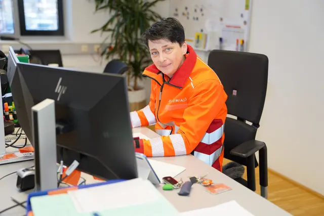 Petra Peitler leitet die Autobahnmeisterei Villach, die größte ihrer Art in Österreich. Sie wünscht sich mehr weibliche Kollegen – Bewerbungen von Frauen sind gerne gesehen. 
 | Foto: Birgit Gehrke 