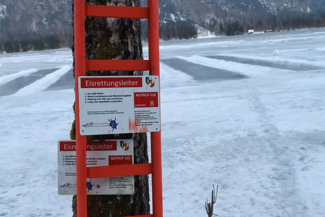 Rettung eines gestürzten Eisläufers am Almsee in Grünau im Almtal. | Foto: laumat/Matthias Lauber (Symbolfoto)