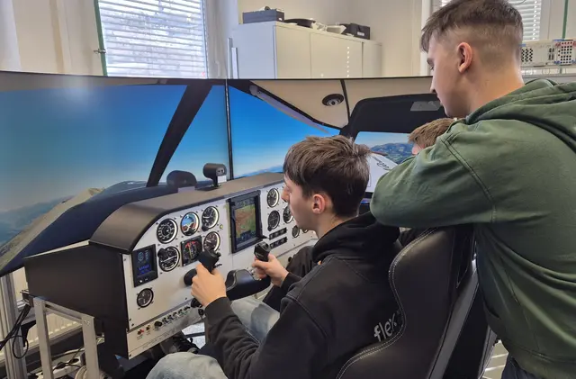 Im Flex Ausbildungszentrum hatten Lehrlinge in den vergangenen zwei Jahren ein besonderes Projekt umzusetzen - einen Flugsimulator. | Foto: Flex Althofen