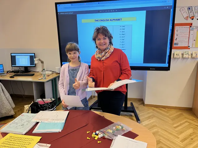 Nahtstellenpädagogin Erna Hattmannsdorfer mit Kinder der Volksschule St. Valentin, Hauptplatz
 | Foto: Sport/Mittelschule St. Valentin