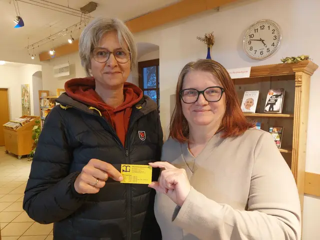 STR.in Käferböck erhält ihre Förderkarte von Bibliotheksleiterin Rothmayer | Foto: Bibliothek Enns
