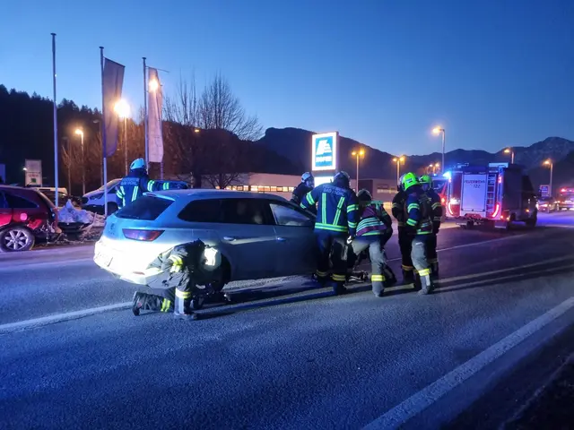 Bei einer Auffahrt auf die B145 in Bad Ischl kam es zu einem Verkehrsunfall. | Foto: ff-badischl.at