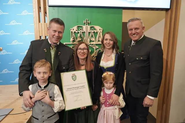 LH Mario Kunasek überreichte das Landeswappen an Familie Arneth von Almdorf Bauträger. | Foto: Land Stmk/Mitteregger
