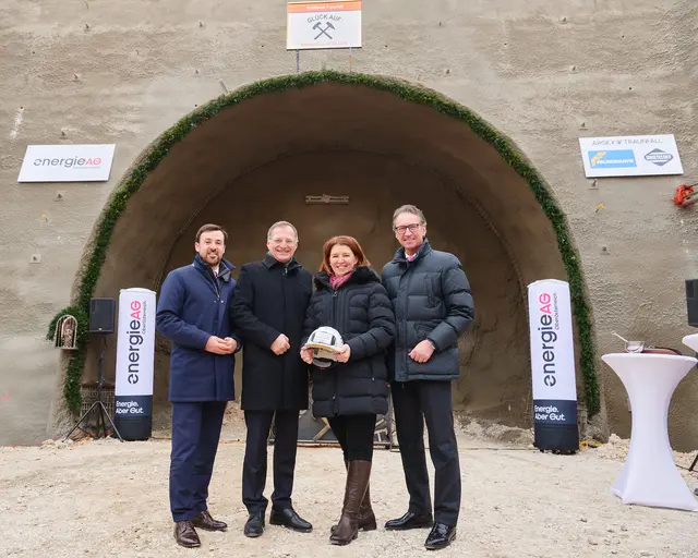 Tunnelanschlag für Neubau des Kraftwerks Traunfall erfolgt: CTO Alexander Kirchner, LH Thomas Stelzer, Tunnelpatin Michaela Langer-Weninger, CEO Leonhard Schitter (v.l.).

©  | Foto: Energie AG/Mathias Lauringer