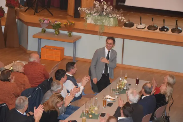 Alle Bürgermeister, Gemeindevertreter und Landtagsabgeordnete werden vom Bezirksobmann begrüßt und den Sportlerinnen vorgestellt. Im Bild die Vorstellung des Bezirkshauptmannes, Dr. Michael Berger.
