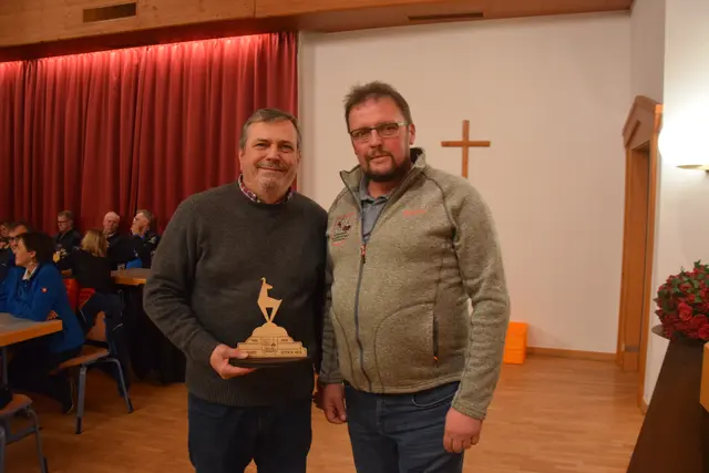 Der Langzeit-Unterstützer Otto Kügerl erhielt das Erinnerungsgeschenk an das 70-Jahr-Jubiläum von Vizeobmann, Hans Pletzer