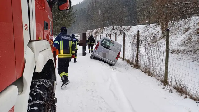 Die FF St. Aegyd rückte zu einer Fahrzeugbergung im Weissenbach aus. | Foto: Feuerwehr St. Aegyd Markt