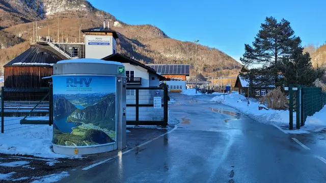 Der Defibrillator wurde im sogenannten "Torwächter" des RHV Hallstättersee in Betrieb genommen. | Foto: RHV Hallstättersee