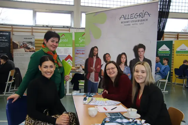 Angelika Csencsics (AMS, stehend) besuchte den Stand des Stegersbacher Thermenhotels Allegria. | Foto: Martin Wurglits