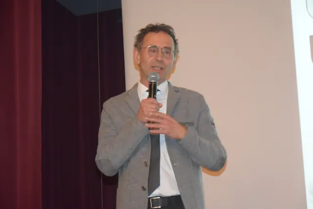 Der erste Herr auf der Bühne, der spricht und nicht vom Verband ist: Der Bezirkshauptmann, Dr. Michael Berger, zeigte sich einmal mehr begeistert von dem, was der Verband macht und gratulierte herzlich. Daher kam es auch am Ende der Rede des Bezirkshauptmannes zu einem enormen Beifall.