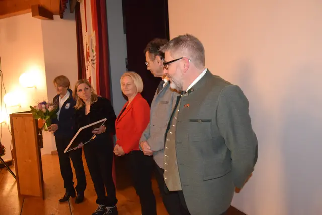 Die Gratulantinnen und Gratulanten stehen bereit. Vereinsobfrau Gertraud Reiter, Frau Landtagsabgeordnete Katrin Brugger, Frau Landtagsabgeordnete Claudia Hagsteiner, Herr Bezirkshauptmann, Dr. Michael Berger und Bürgermeister, Stefan Jöchl.