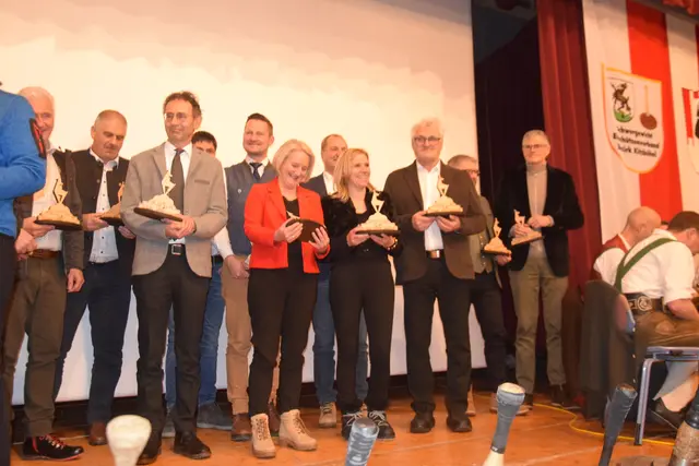 vl. Vizebürgermeister Stv. Oberndorf, Hannes Waltl, Bürgermeister Jochberg, Günter Resch, Bezirkshauptmann Dr. Michael Berger, Vizebürgermeister Fieberbrunn, Thomas Wörgetter, Frau Landtagsabgeordnete, Claudia Hagsteiner, Bürgermeister Andreas Brugger, Brixen im Thale, Gemeindevertretung St. Johann, Hans - Peter Ellmerer, Frau Landtagsabgeordnete, Katrin Brugger, Bürgermeister Gerhard Obermüller, Gemeinde Kirchdorf, Bürgermeister Gemeinde Reith, Stefan Jöchl und der Trophäen-Spender Bürgermeister DR. Klaus Winkler, Stadtgemeinde Kitzbühel