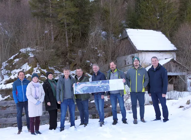 Amtsleiter Werner Stieglitz, Antonia Müller, Helga Fellner (beide NÖ Landesregierung), Sektionsleiter Christian Amberger (Wildbachverbauung), Bürgermeister Christian Leeb, Andreas Pichler (BMLUK), Gerhard Holzinger, Mario Schritter (beide Wildbachverbauung), Vizebürgermeister Andreas Schubert  | Foto: WLV