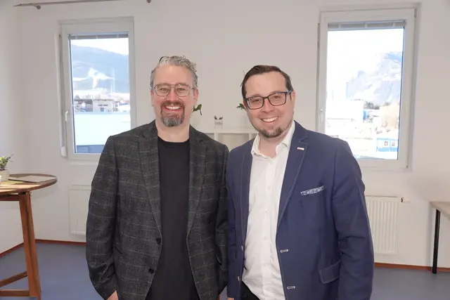 Zahlreiche Vertreter der Wirtschaft - wie hier Christoph Buchegger (l.) und Armin Bacher (r.) - waren bei der Eröffnung ebenfalls dabei.  | Foto: MeinBezirk/Michael Blinzer