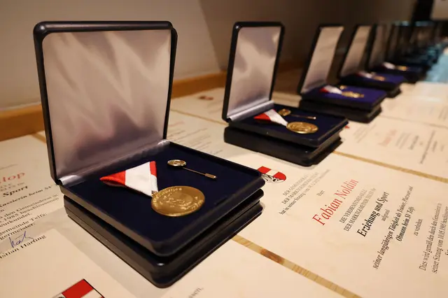 Kürzlich erhielten 31 TelferInnen am Gemeindefeiertag die Sebastiani-Verdienstmedaille der Marktgemeinde Telfs.  | Foto: MG Telfs/Hackl