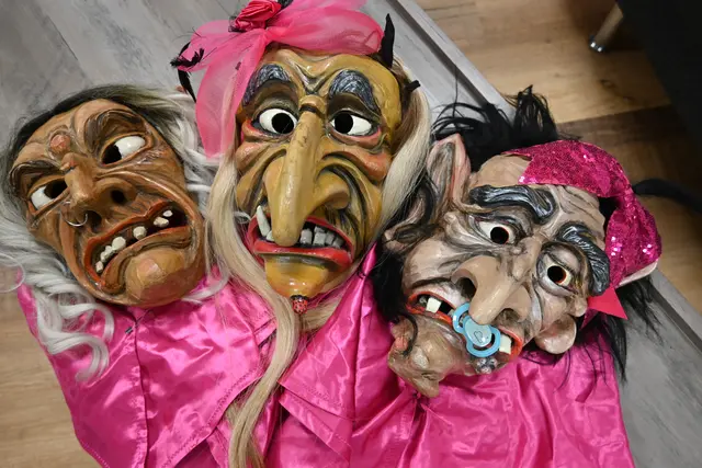 Die kreativ gestalteten, traditionellen Masken der Fetzigen Hexen.  | Foto: Königer