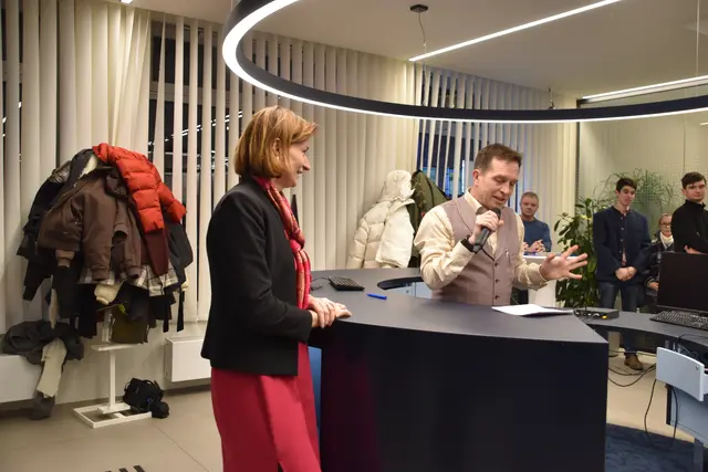 Elisabeth Lambert, Stv. Vorstandsvorsitzende der Sparkasse Baden im Gespräch mit Geschäftsführender Gemeinderat Harald Sorger. | Foto: Mirjam Preineder