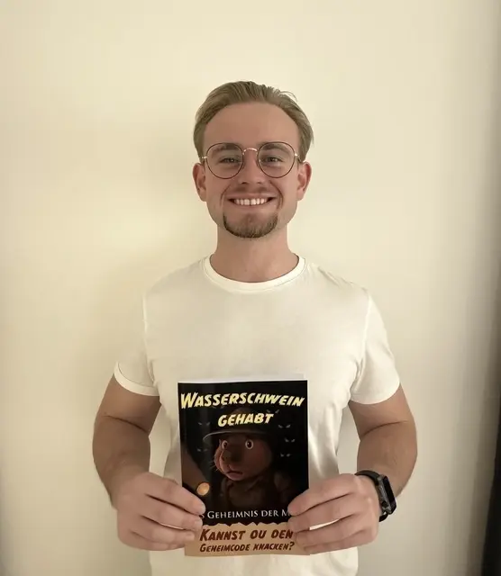 Nils Starzengruber aus Riedau präsentiert sein zweites Kinderbuch "Wasserschwein gehabt – Das Geheimnis der Mine" | Foto: Starzengruber
