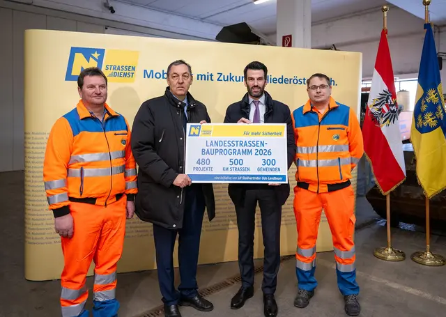Straßenbaudirektor Josef Decker und LH-Stellvertreter Udo Landbauer (2.v.r.) stellten in der Straßenmeisterei Pottenbrunn das Straßenbauprogramm für das Jahr 2026 vor. | Foto: NLK/Pfeffer