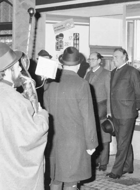 Hofrat Köberl mit dem damaligen Bürgermeister Karl Saller bei seiner Angelobung 1985. | Foto: Josef H. Handlechner