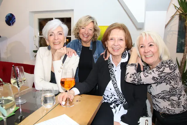 Beste Freundinnen seit 61 Jahren: Christl, Ingrid, Claudia und Sonja ließen sich das Silver Clubbing im Living Room nicht entgehen.