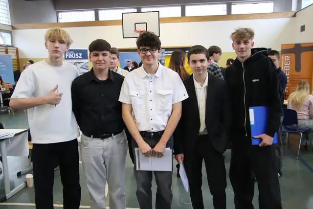 Jugendliche des Polytechnikums Stegersbach besuchten nacheinander Stand für Stand. | Foto: Martin Wurglits