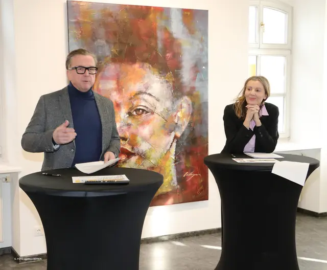 Helmut Linhart und Ulrike Janach sind stolz auf das Jahresprogramm 2026 im Kunsthaus Köflach. | Foto: FOTO KOREN